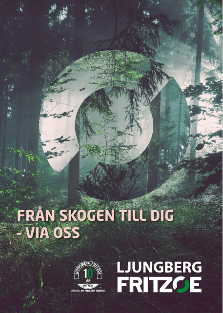 Tät skog med dimma som skapar en mystisk atmosfär. Texten &quot;Från skogen till dig - via oss&quot; syns tillsammans med logotypen för LjungbergFritzoe.