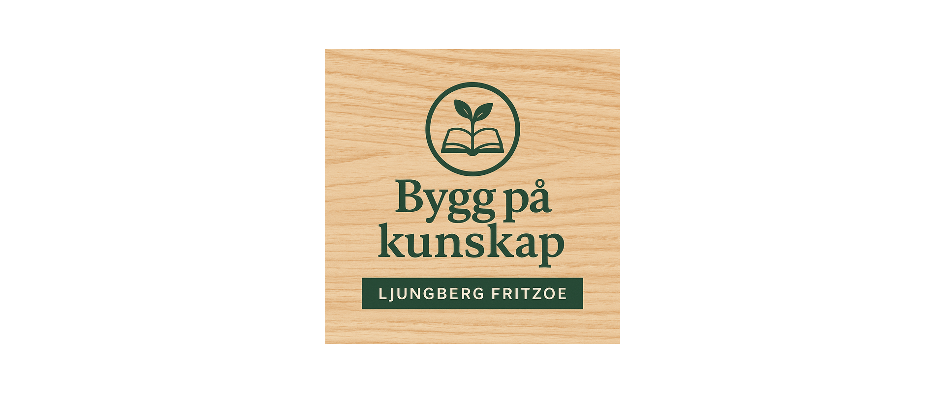 Logotyp med texten &quot;Bygg på kunskap&quot; och &quot;Ljungberg Fritzoe&quot; i grönt på en träbakgrund. En bok och en växt symboliserar lärande och tillväxt.
