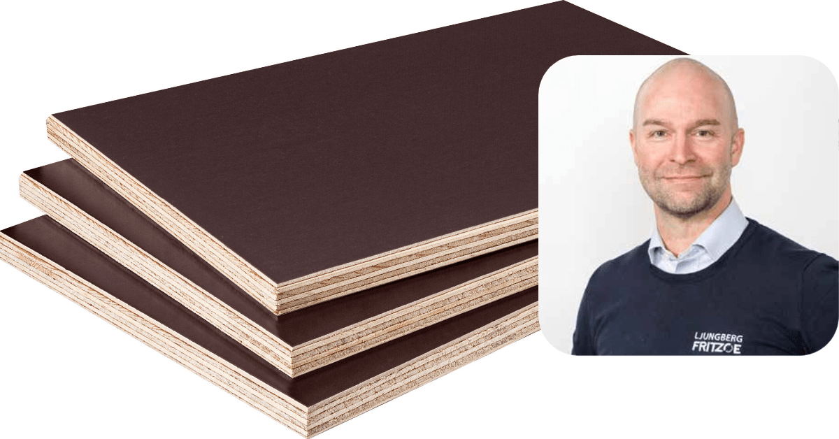 Tre staplade plywoodskivor med mörkbrun yta. I hörnet finns en porträttbild av en man med kort hår, iförd en mörk tröja med företagets logotyp.