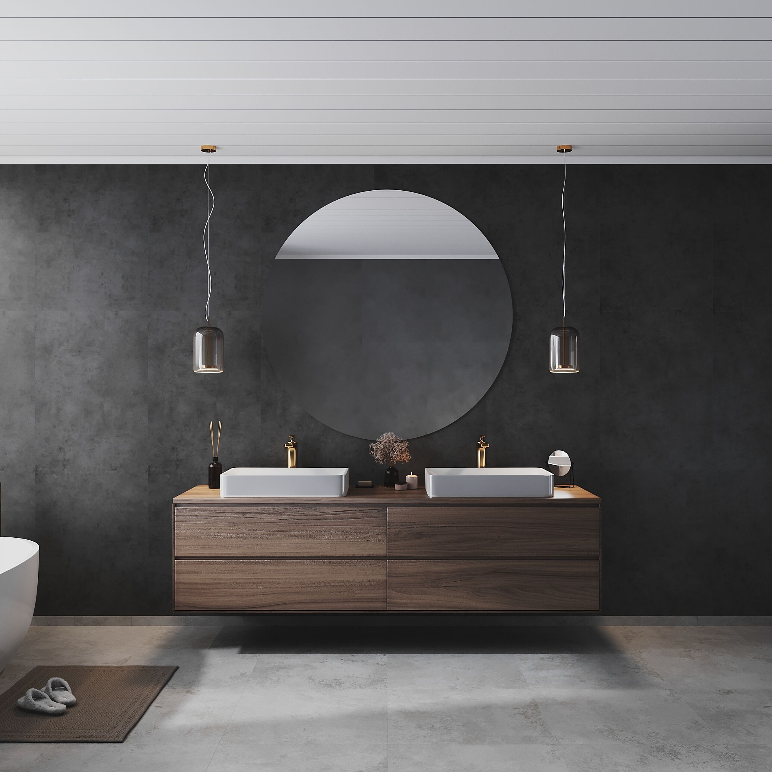 Modernt badrum med en mörk vägg och en stor spegel. Två vita handfat på en träkommod med släta linjer. Hängande lampor i metall ovanför handfaten och en mjuk matta på golvet. En fristående badkar syns i bakgrunden.